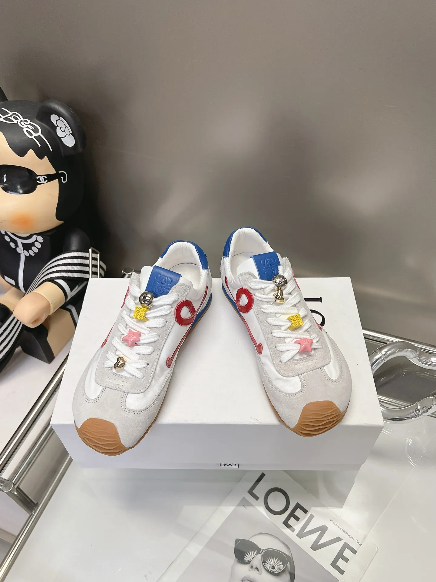 👟👟Ex-factory price 540👟👟 Original BALLET RUNNER2.0 Loewe ballet shoes! Asymmetrical toe shape, Loewe's signature design! Super soft, light and flexible original TPU sole with wavy pattern, (not ordinary rubber sole) original cover last + fierce craftsmanship wrapping feeling, the comfort is first-class! The 3D injection molded rubber LOEWE logo on the heel gives this shoe a retro and elegant interpretation, and incorporates modernity and LOEWE's unique style. There are so many colors and pictures will be updated one after another. Code number: 35-40 (41 customized)